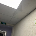 Выполнена замена потолочной плитки в доме 18 после аварии.